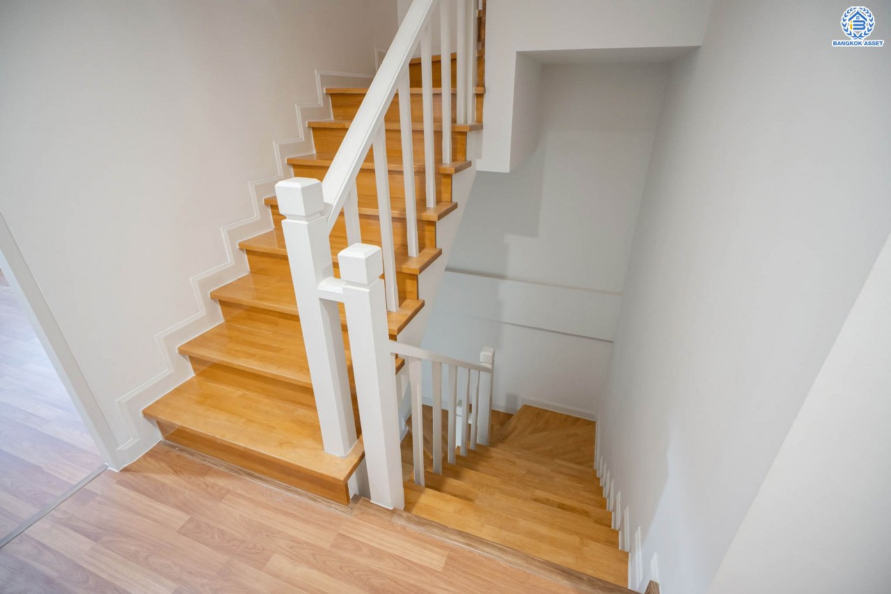 บ้านมือสองตกแต่งใหม่ ทาวน์โฮม 3 ชั้น โครงการ ปริญลักษณ์ เพชรเกษม69 พร้อมวิวสวนหน้าบ้าน บนเนื้อที่ 17.5 ตร.ว. ฟังก์ชัน 4 ห้องนอน 3 ห้องน้ำ จอดรถได้ 1 คัน รองรับทุกกิจกรรม บนทำเลเชื่อมต่อหลายเส้นทาง ใกล้จุดขึ้นทางด่วน "เพชรเกษม" และรถไฟฟ้าสายสีน้ำเงิน "สถานีหลักสอง"